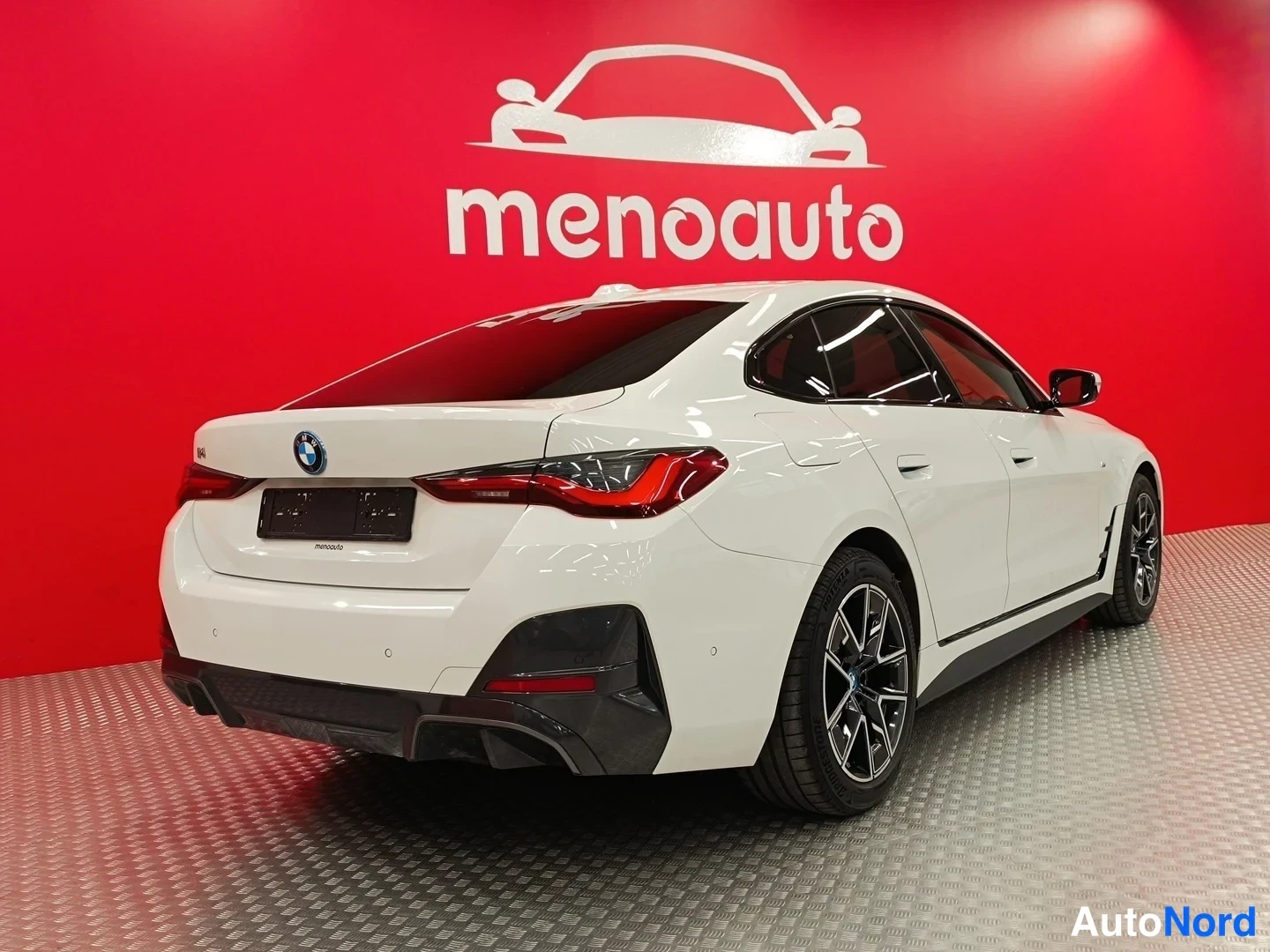 Valkoinen BMW i4 eDrive40 2024, takaviisto, kuva 6