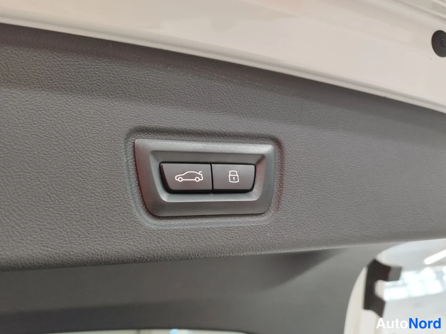 Valkoinen BMW i4 eDrive40 2024, yksityiskohta, kuva 21