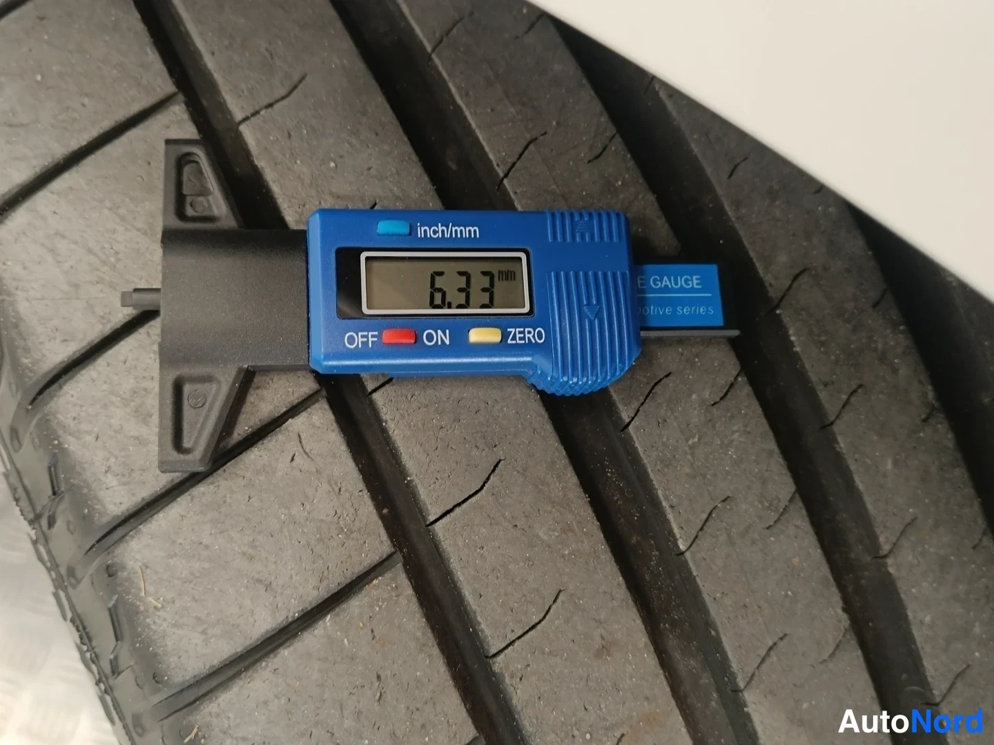 Valkoinen BMW i4 eDrive40 2024, yksityiskohta, kuva 23