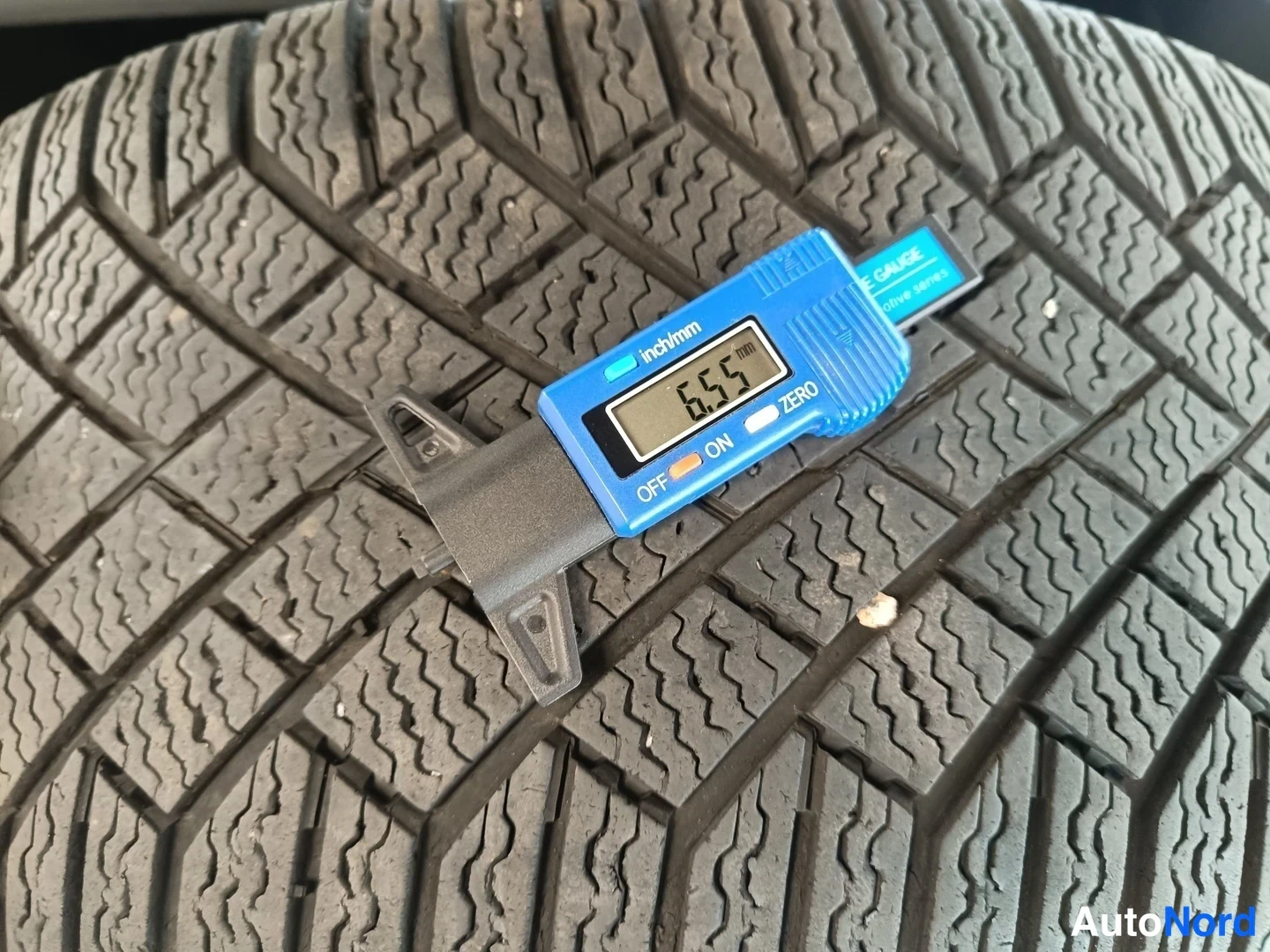 Valkoinen BMW i4 eDrive40 2024, yksityiskohta, kuva 24