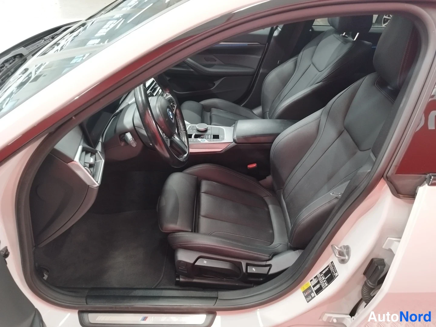 Valkoinen BMW i4 eDrive40 2024, etuistuimet, kuva 11