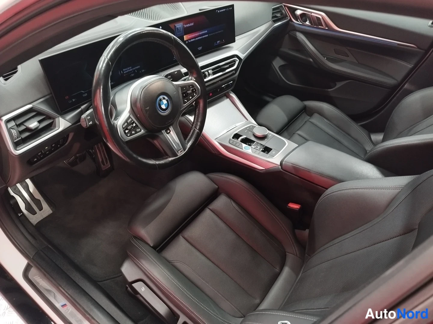 Valkoinen BMW i4 eDrive40 2024, ohjaamo, kuva 7
