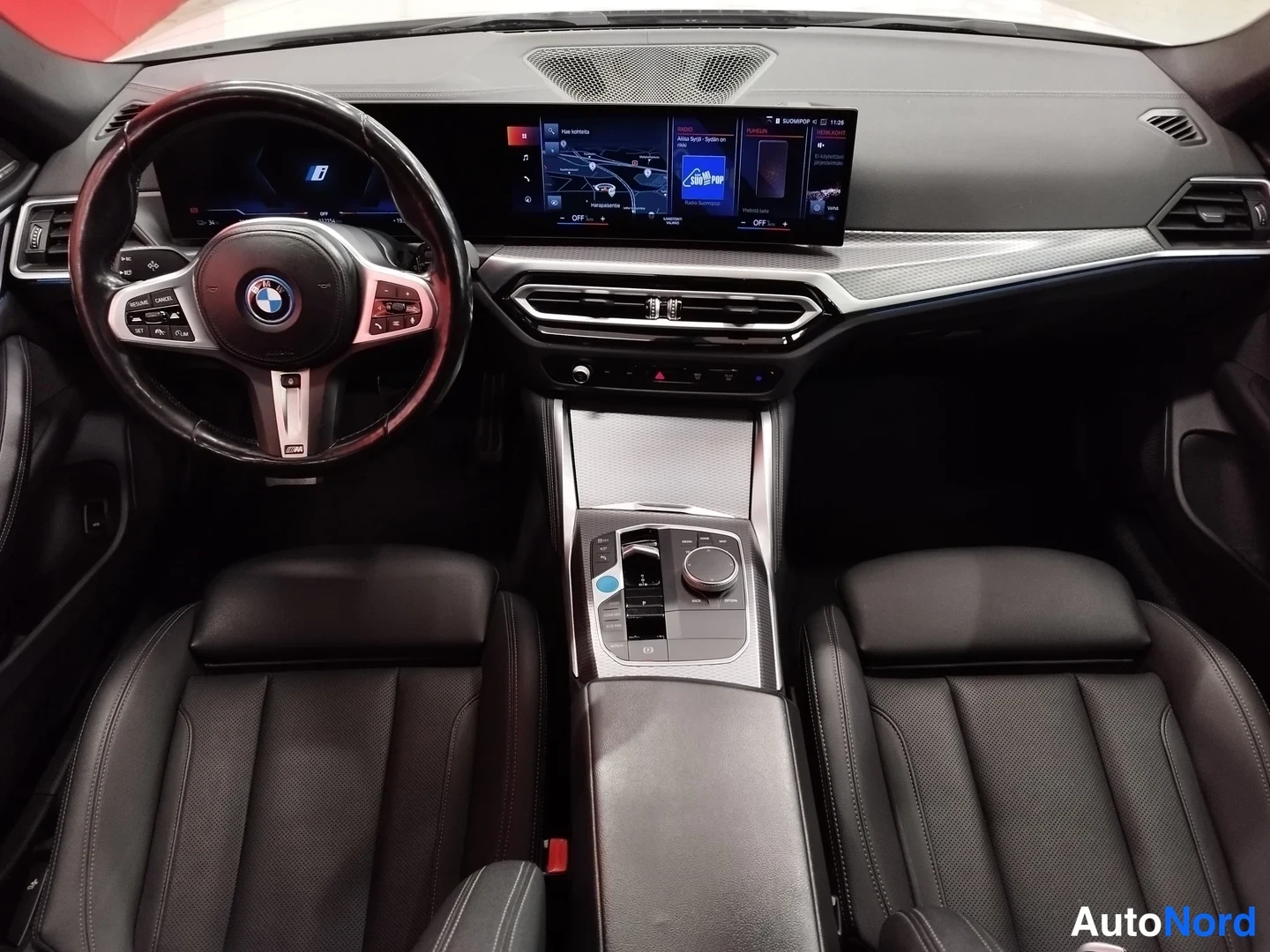 Valkoinen BMW i4 eDrive40 2024, ohjaamo, kuva 8