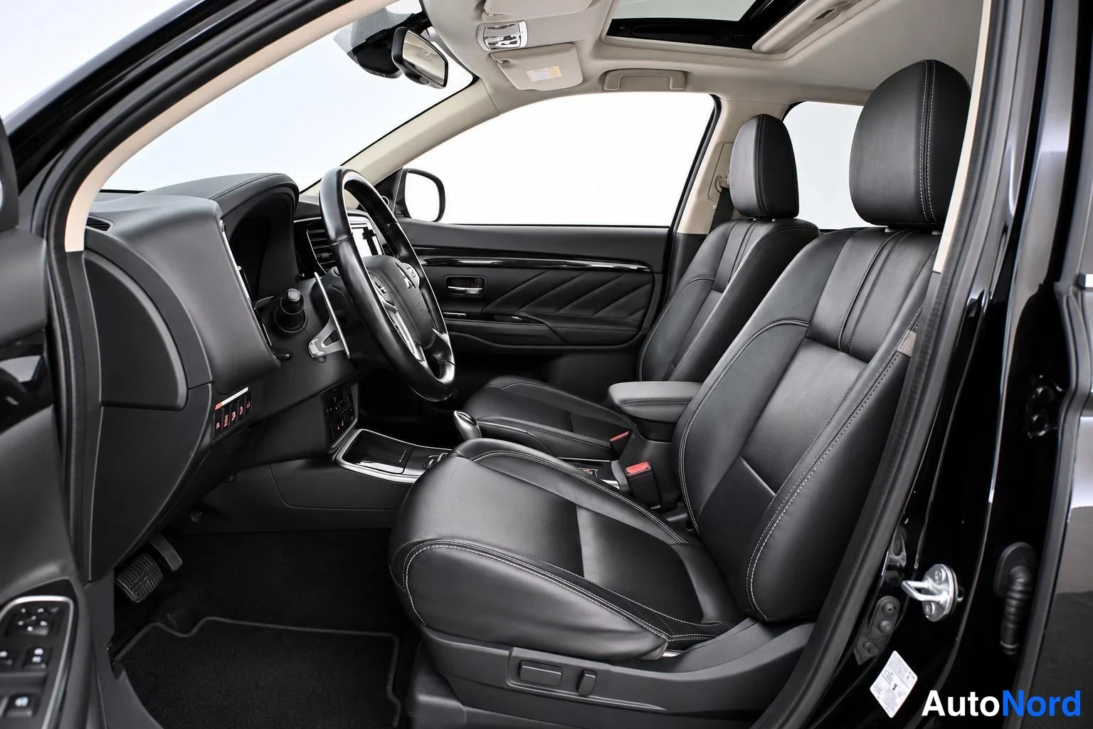 Musta Mitsubishi Outlander PHEV 2015, ohjaamo, kuva 3