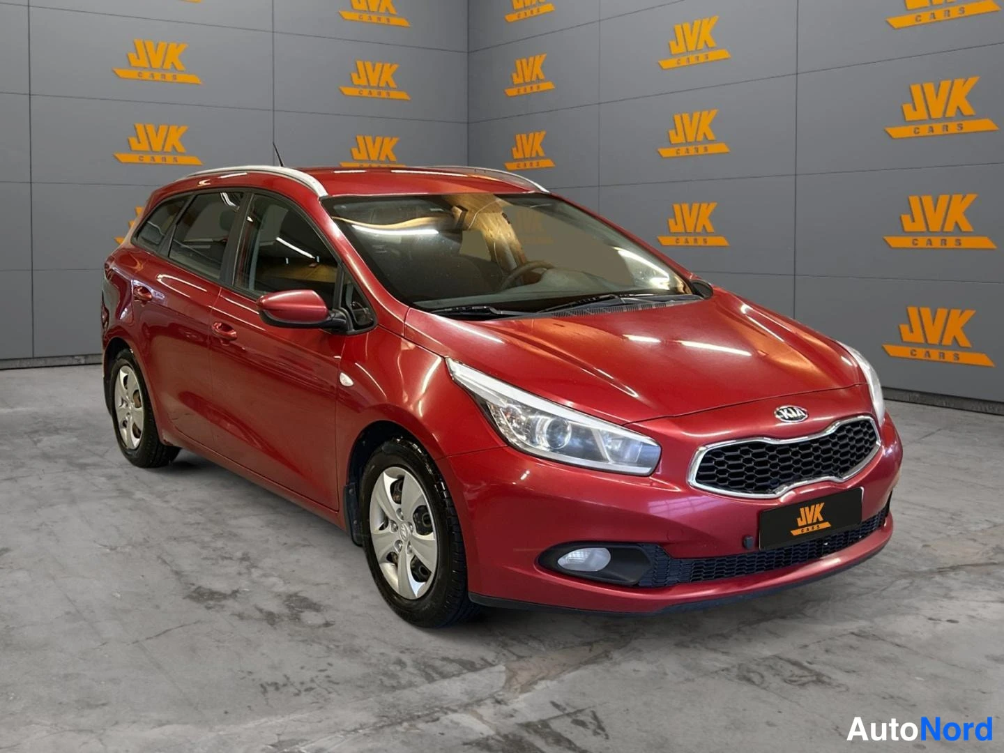 Punainen Kia Ceed 2014, etuviisto, keula oikealle, kuva 3