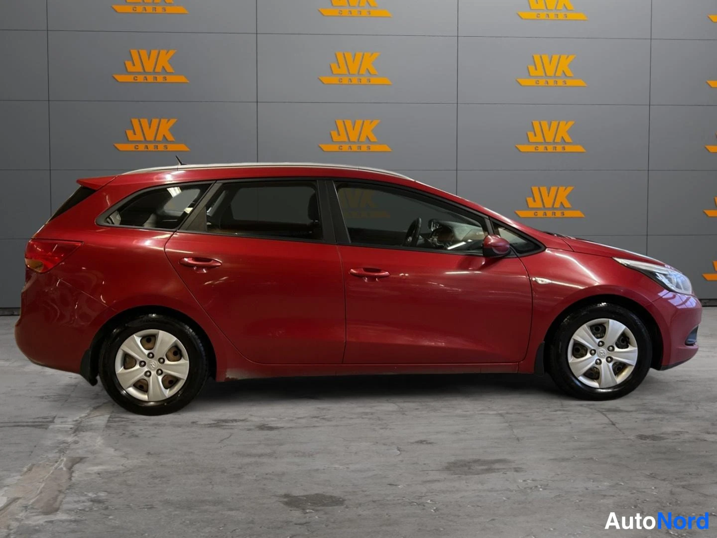 Punainen Kia Ceed 2014, sivulta, kuva 4