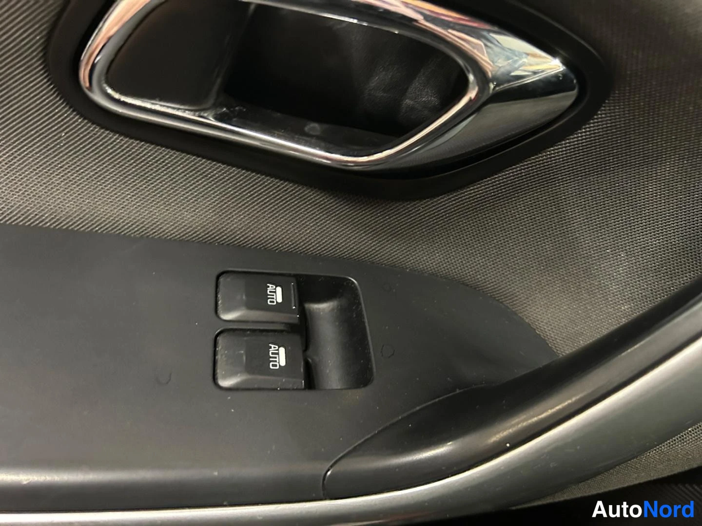 Punainen Kia Ceed 2014, yksityiskohta, kuva 18