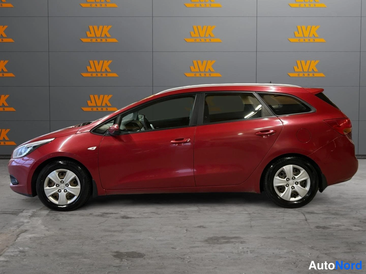 Punainen Kia Ceed 2014, etuviisto, keula vasemmalle, kuva 2