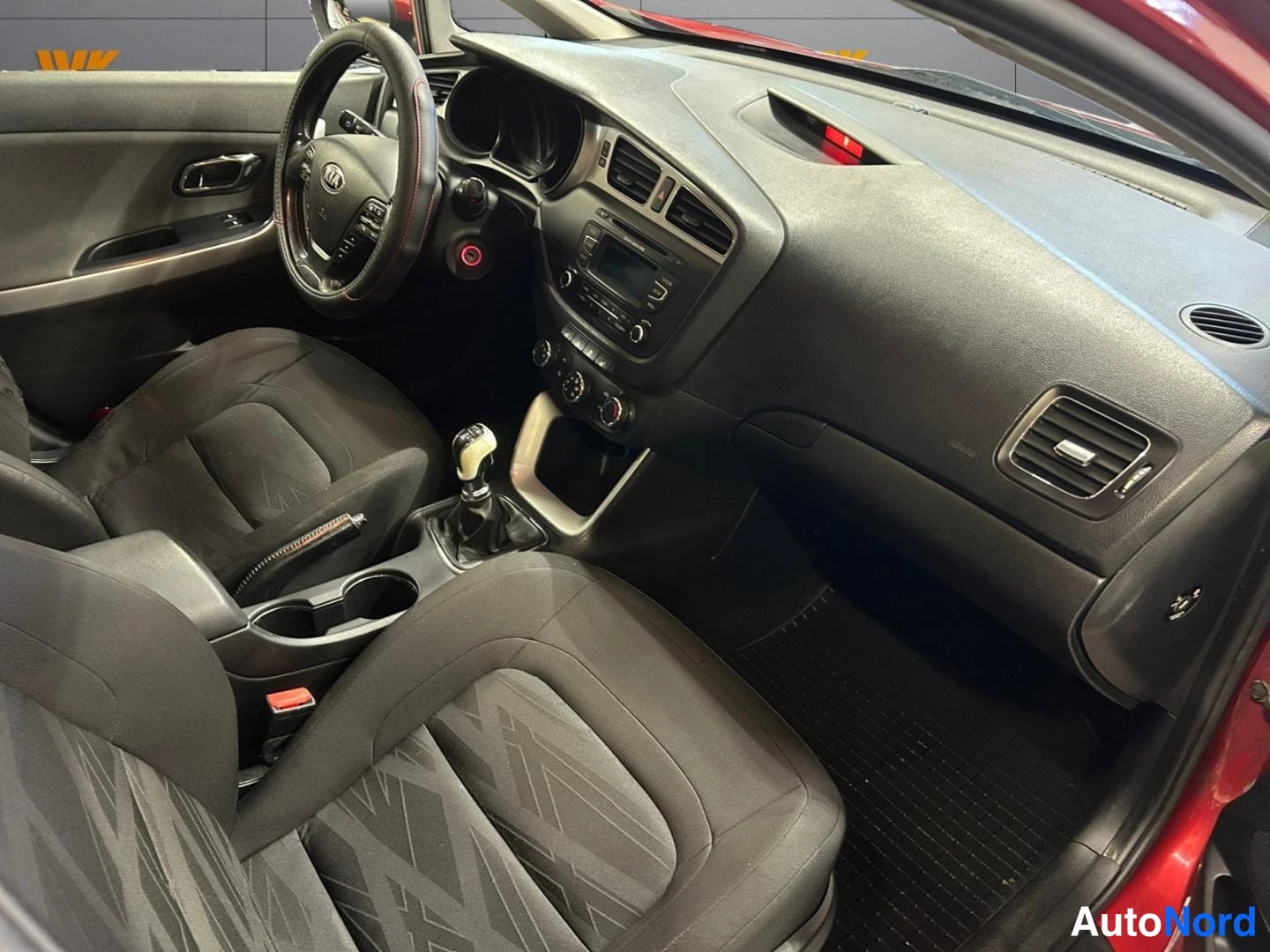 Punainen Kia Ceed 2014, ohjaamo, kuva 9