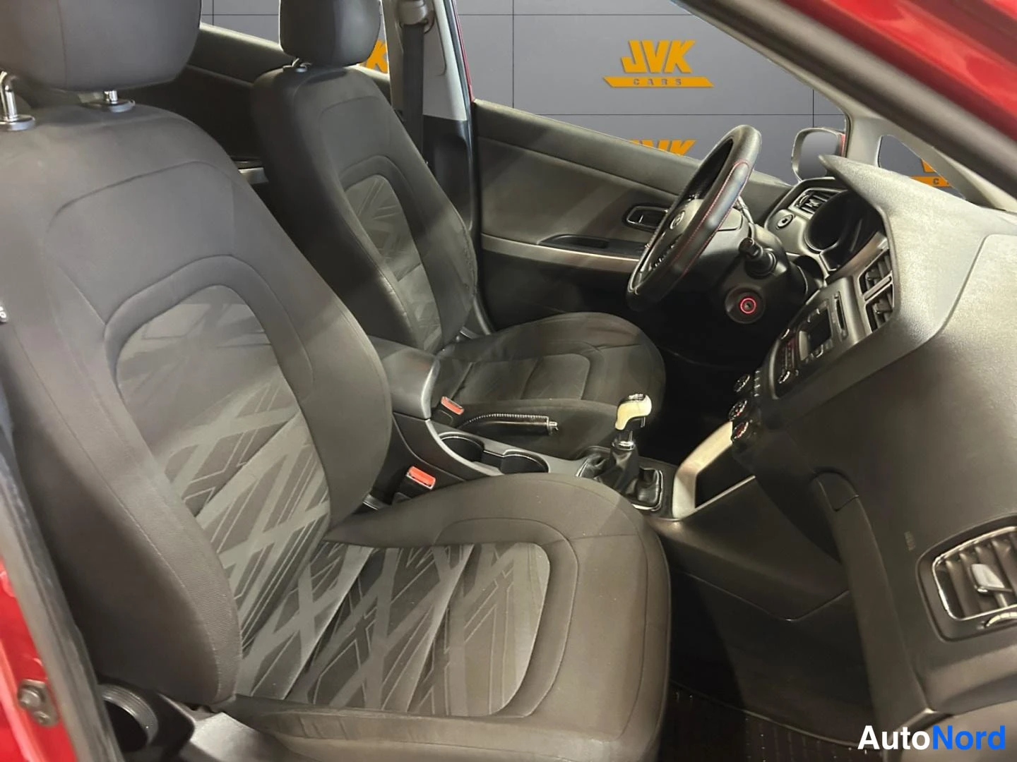 Punainen Kia Ceed 2014, etuistuimet, kuva 10