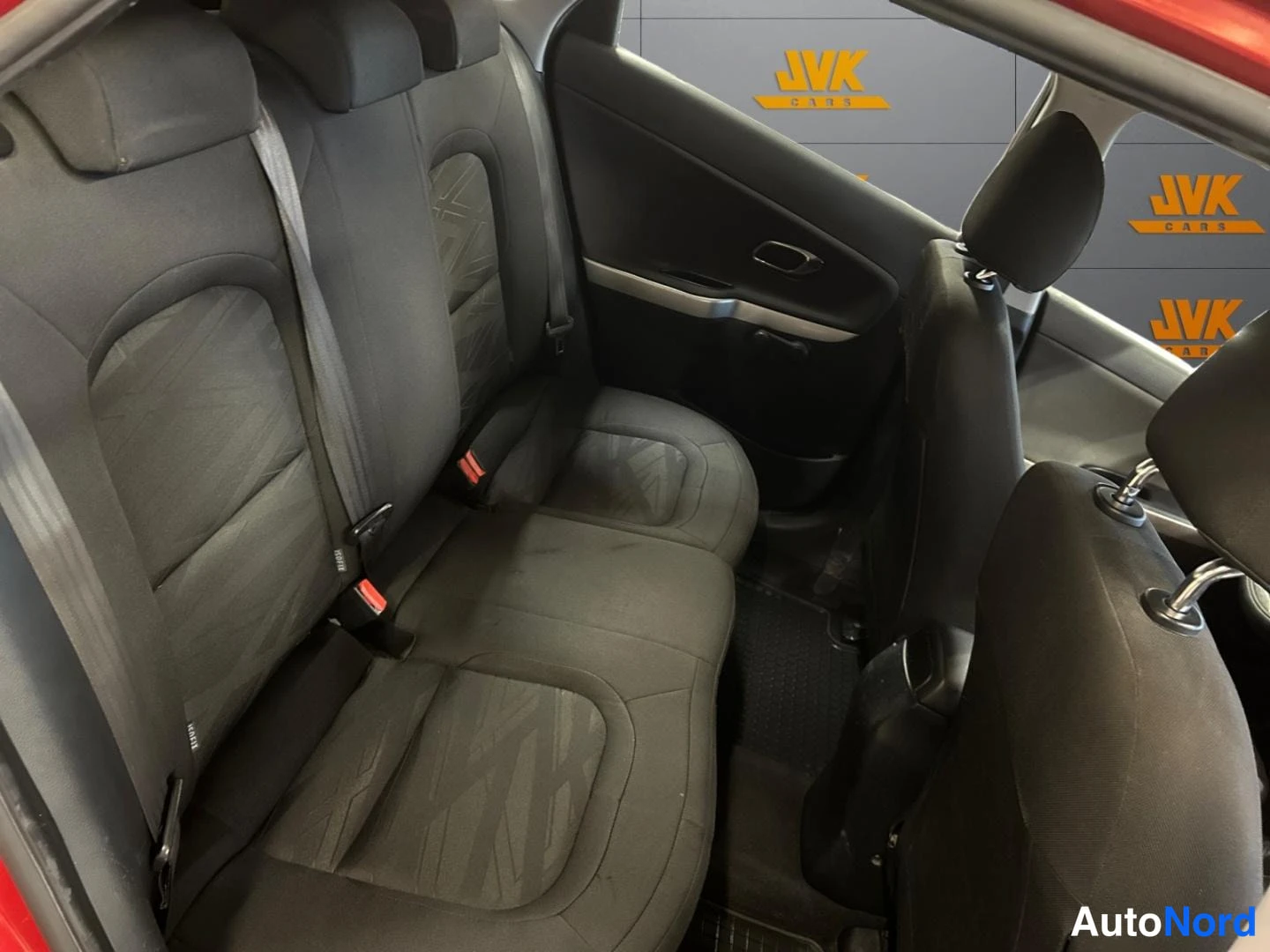 Punainen Kia Ceed 2014, takaistuimet, kuva 11