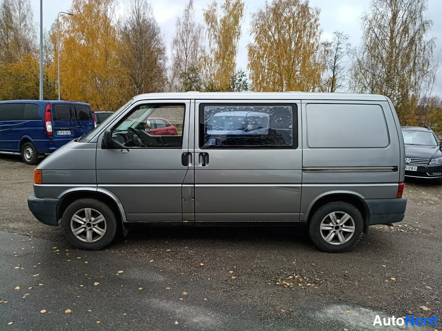 Harmaa Volkswagen Transporter 2000, etuviisto, keula vasemmalle, kuva 2