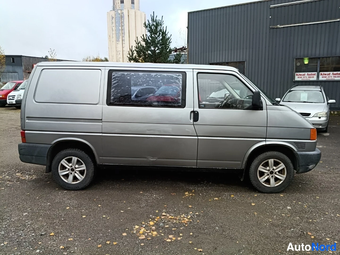 Harmaa Volkswagen Transporter 2000, etuviisto, keula oikealle, kuva 4