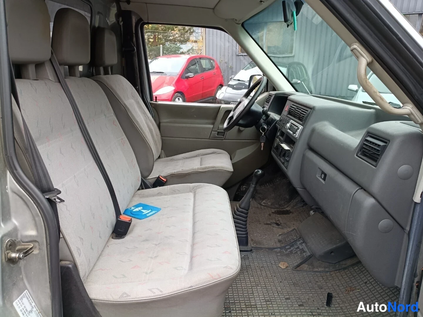 Harmaa Volkswagen Transporter 2000, ohjaamo, kuva 7