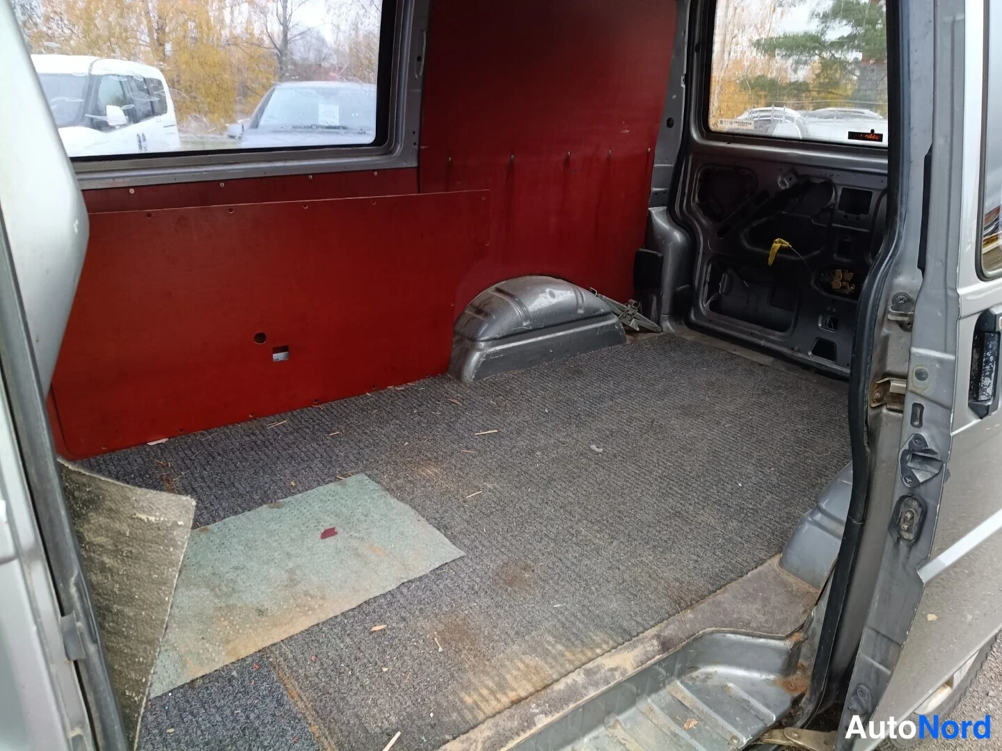Harmaa Volkswagen Transporter 2000, tavaratila, kuva 8