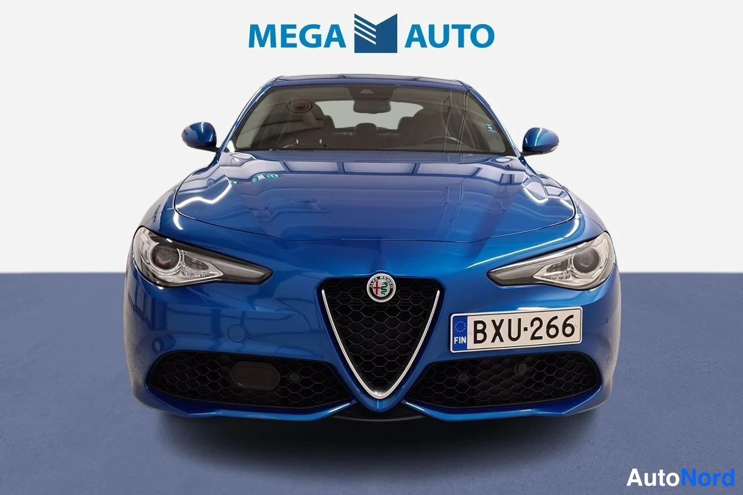 Sininen Alfa Romeo Giulia 2019, edestä, kuva 2