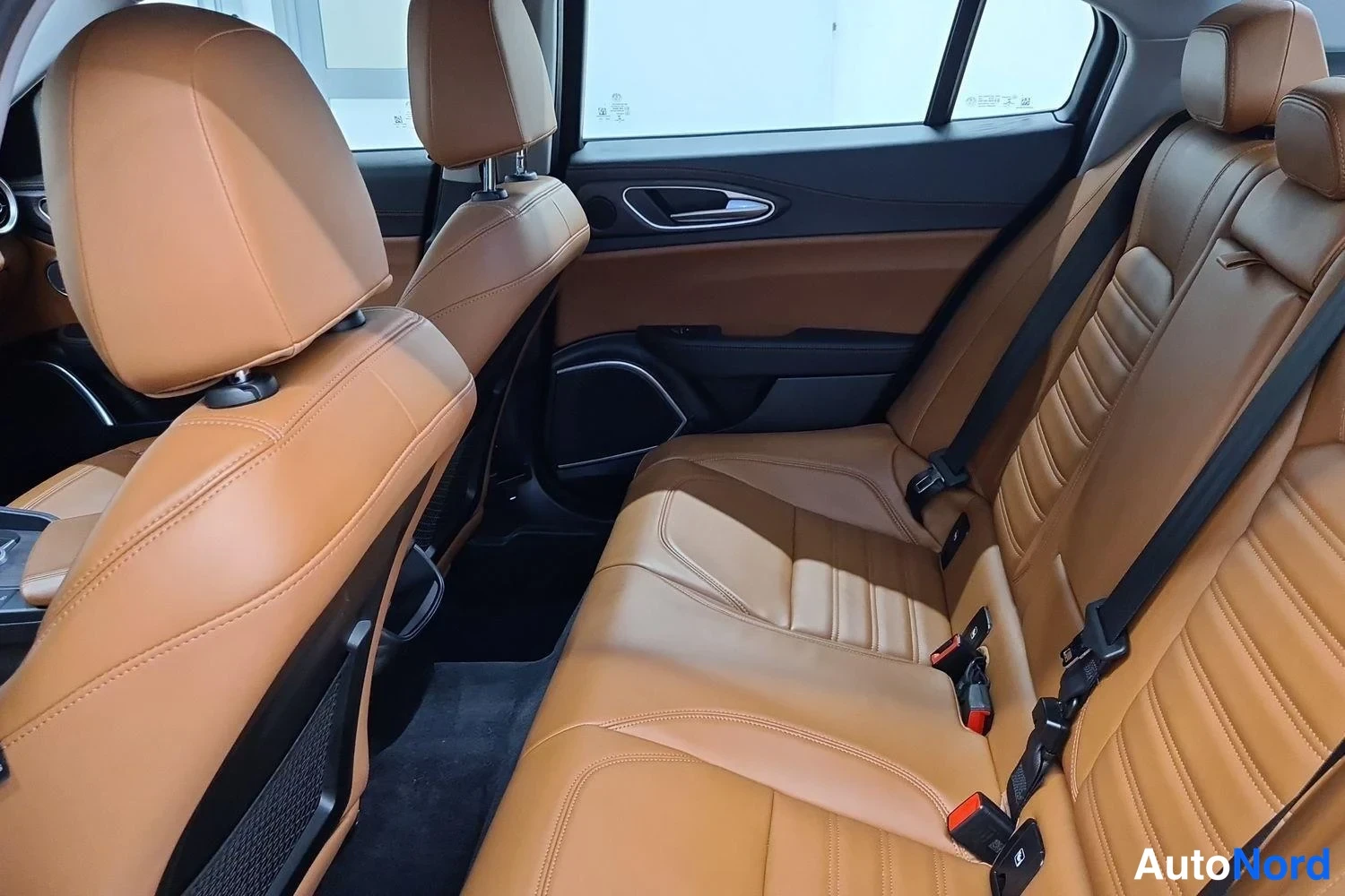 Sininen Alfa Romeo Giulia 2019, takaistuimet, kuva 10