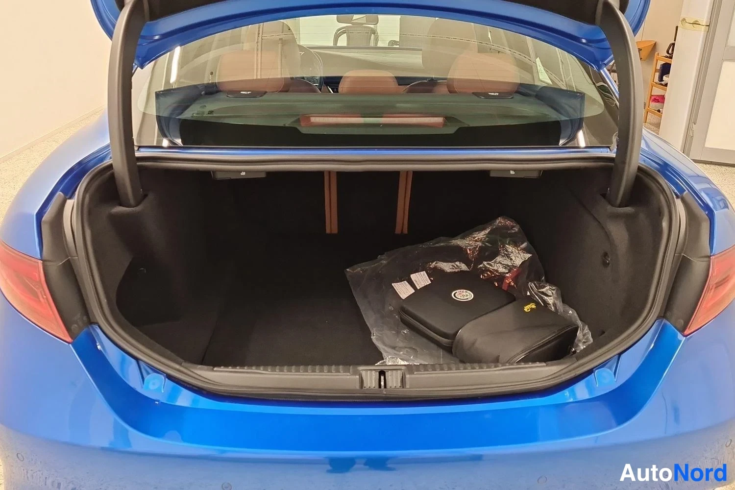 Sininen Alfa Romeo Giulia 2019, tavaratila, kuva 11