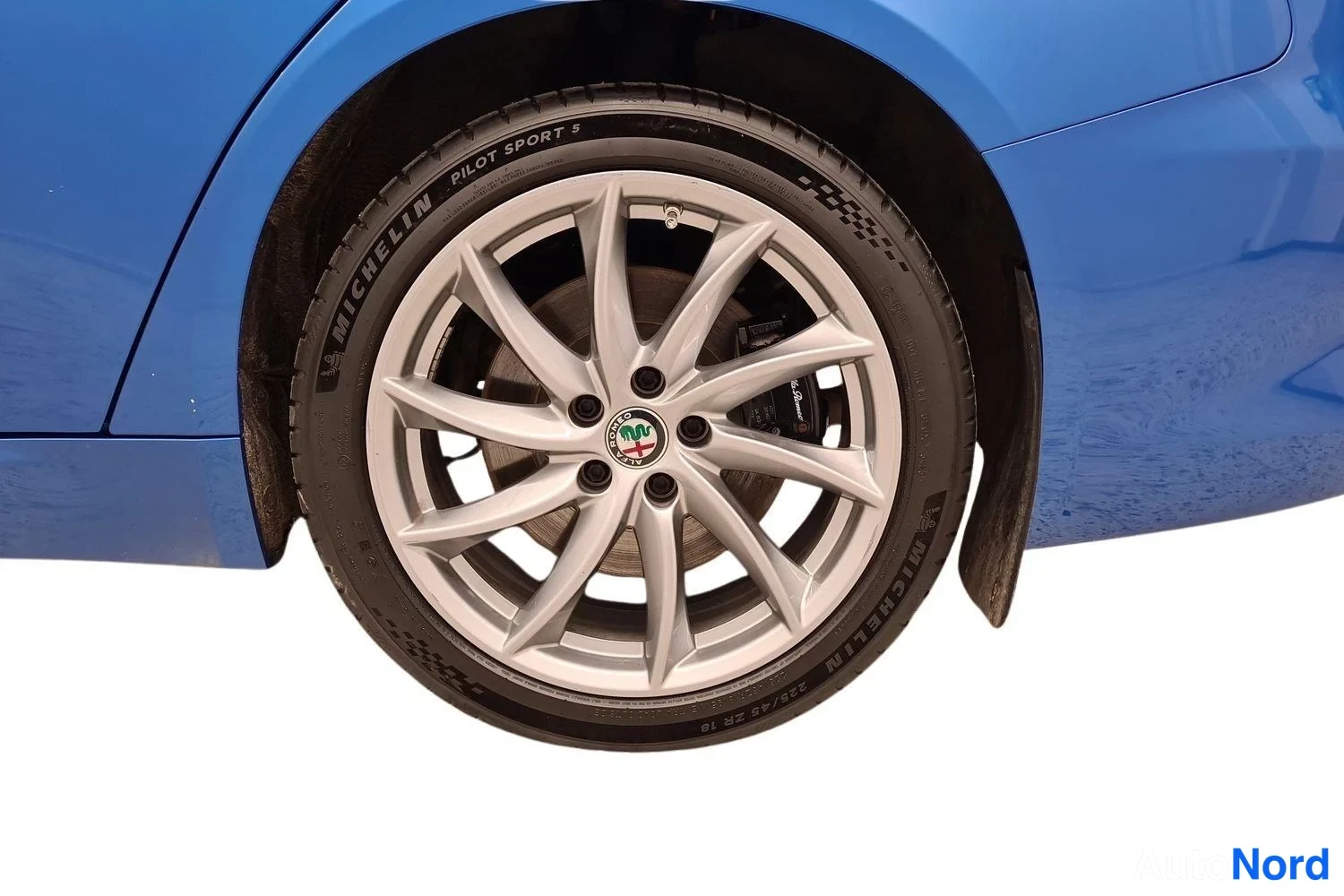 Sininen Alfa Romeo Giulia 2019, yksityiskohta, kuva 26
