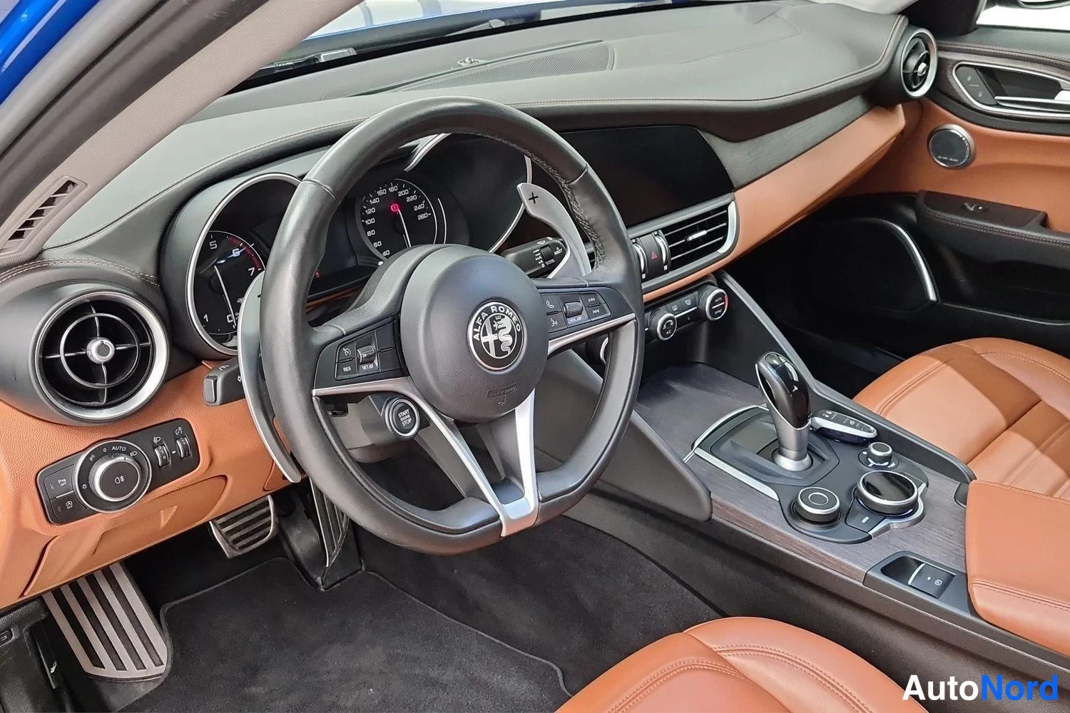 Sininen Alfa Romeo Giulia 2019, ohjaamo, kuva 5