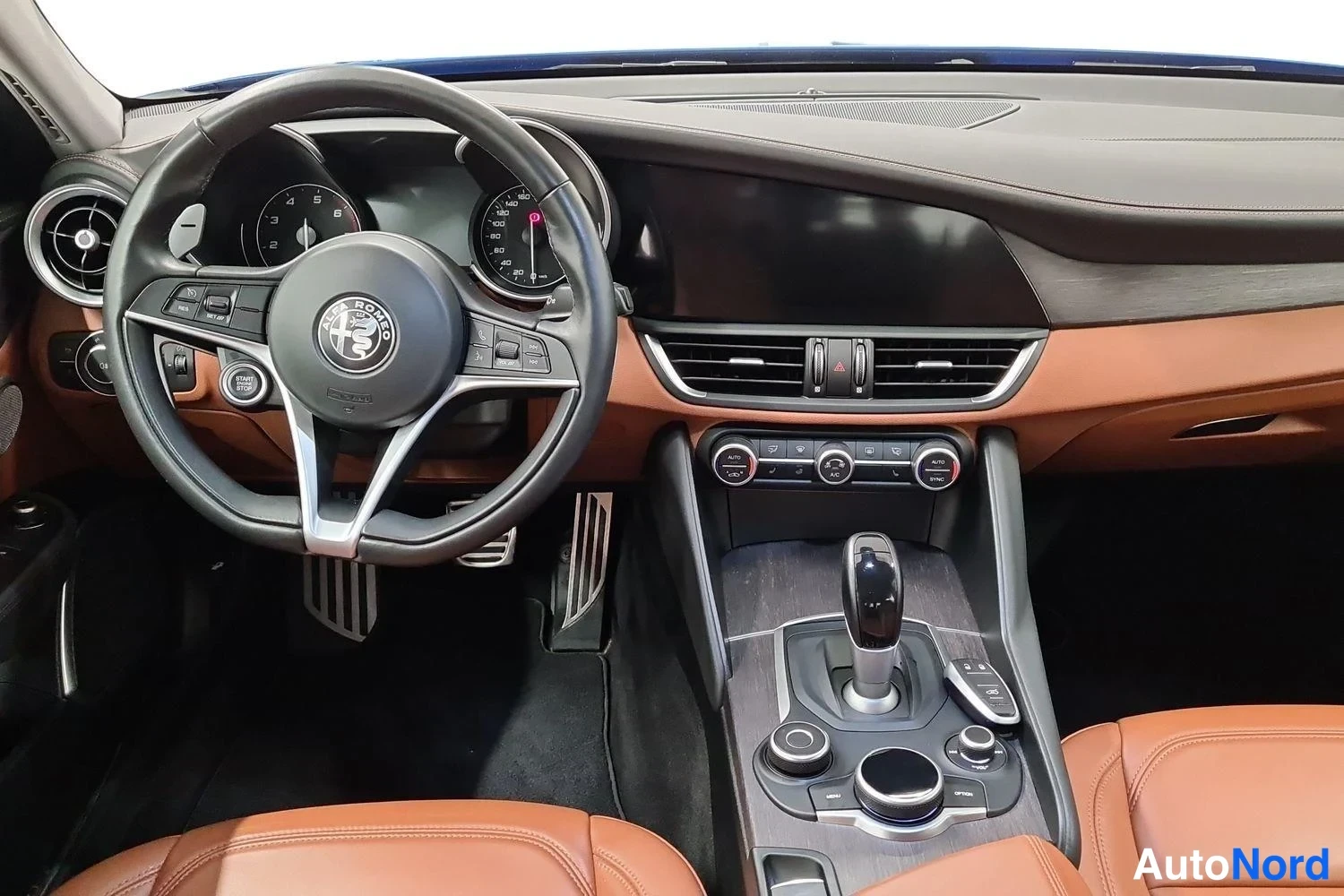 Sininen Alfa Romeo Giulia 2019, ohjaamo, kuva 6