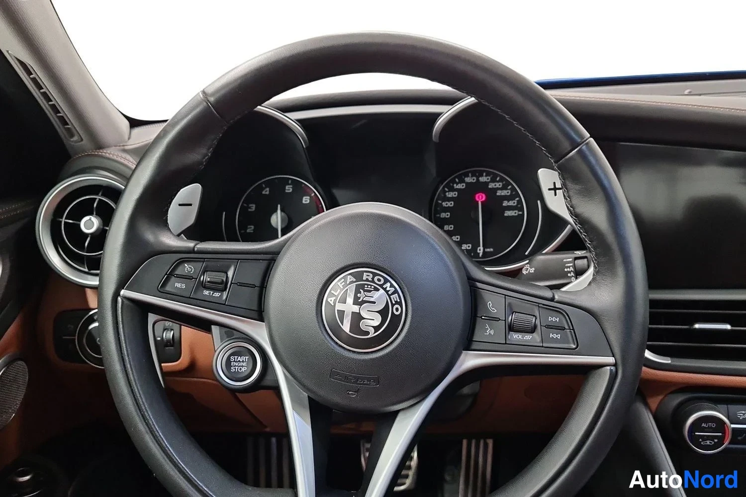 Sininen Alfa Romeo Giulia 2019, ohjaamo, kuva 7