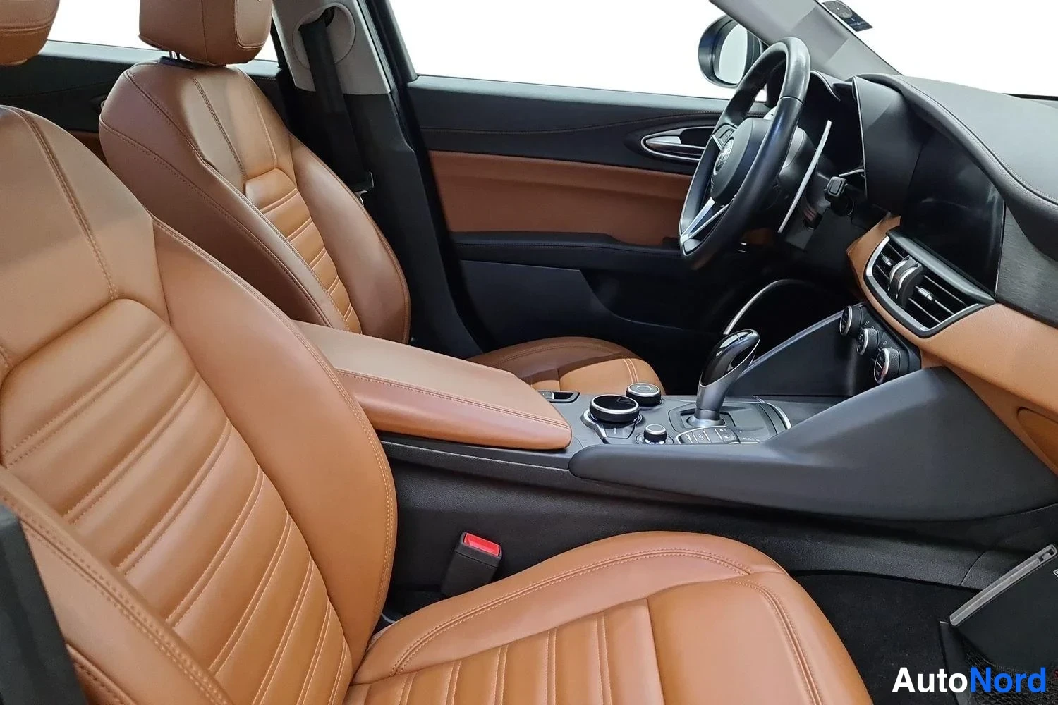 Sininen Alfa Romeo Giulia 2019, etuistuimet, kuva 8