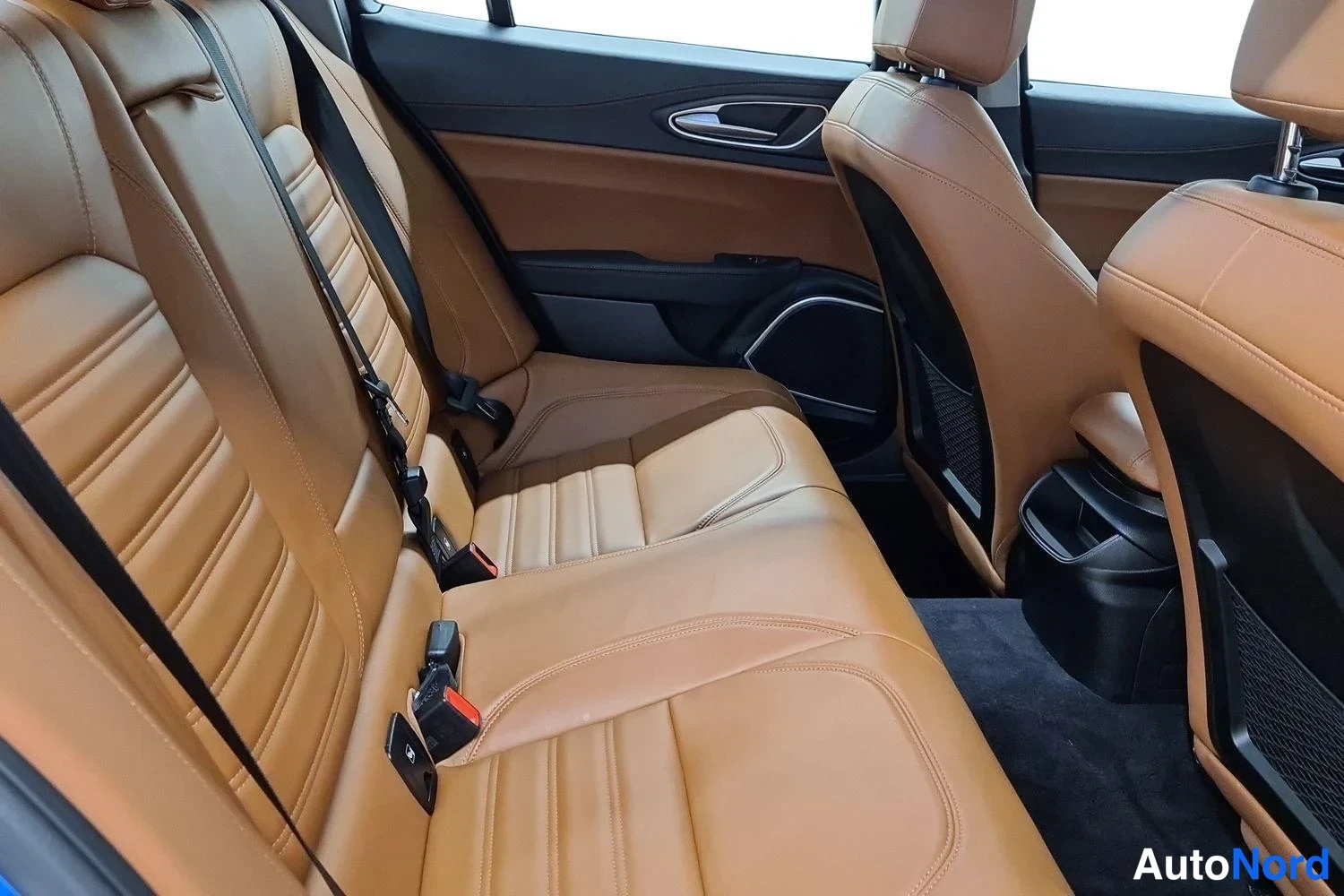 Sininen Alfa Romeo Giulia 2019, takaistuimet, kuva 9