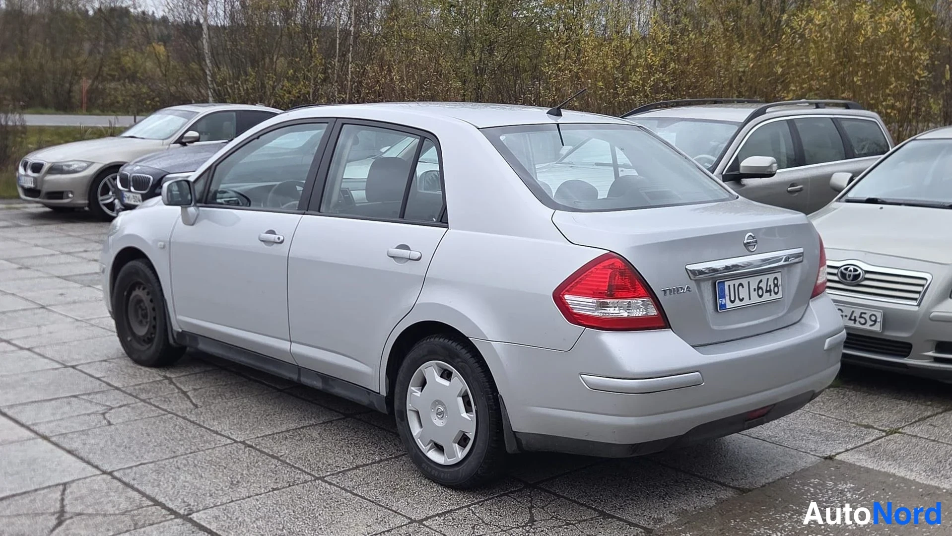 Silver Nissan Tiida 2009, snett bakifrån, bild 2