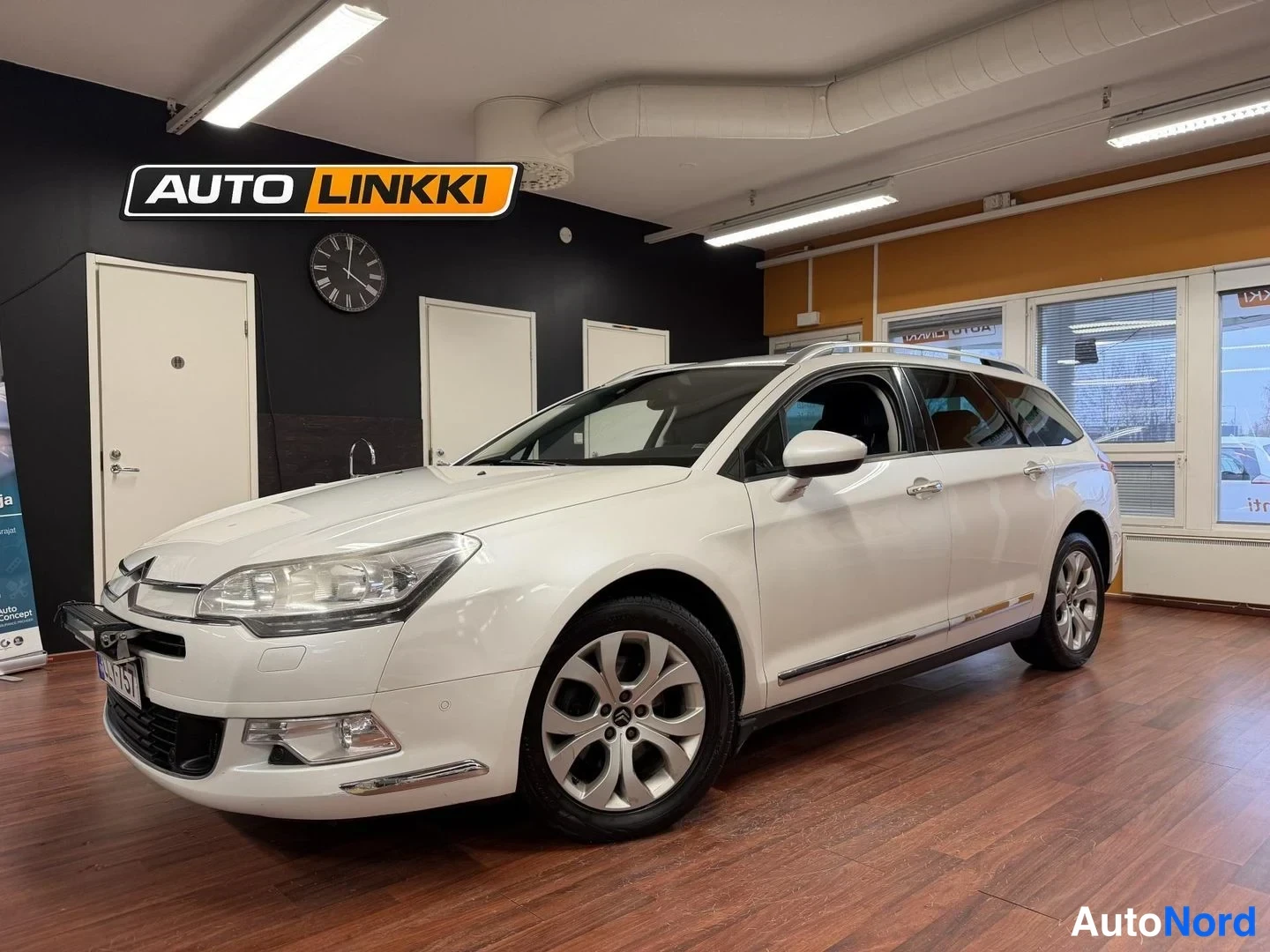 Valkoinen Citroen C5 2011, etuviisto, keula vasemmalle, kuva 2