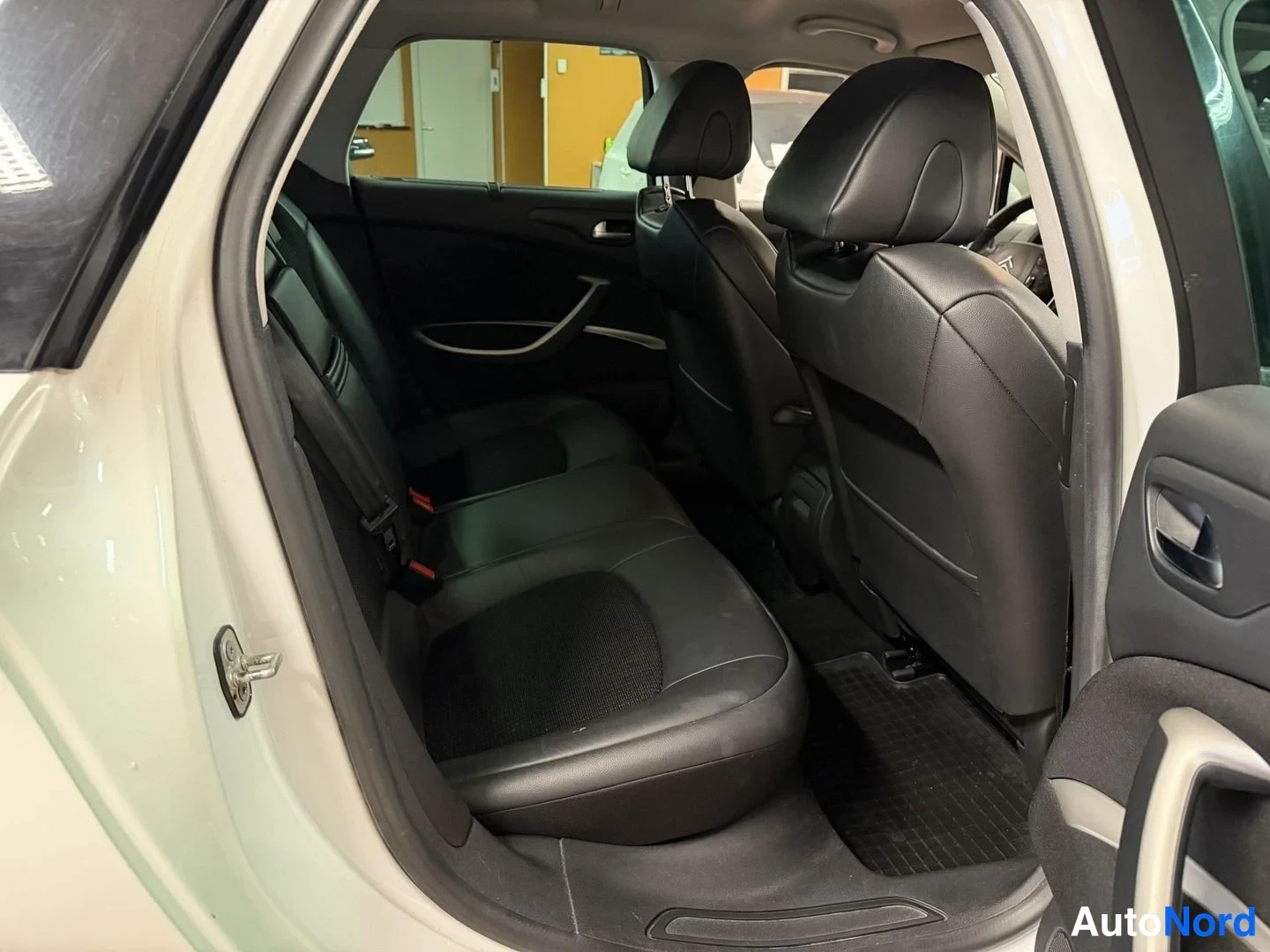 Valkoinen Citroen C5 2011, takaistuimet, kuva 13