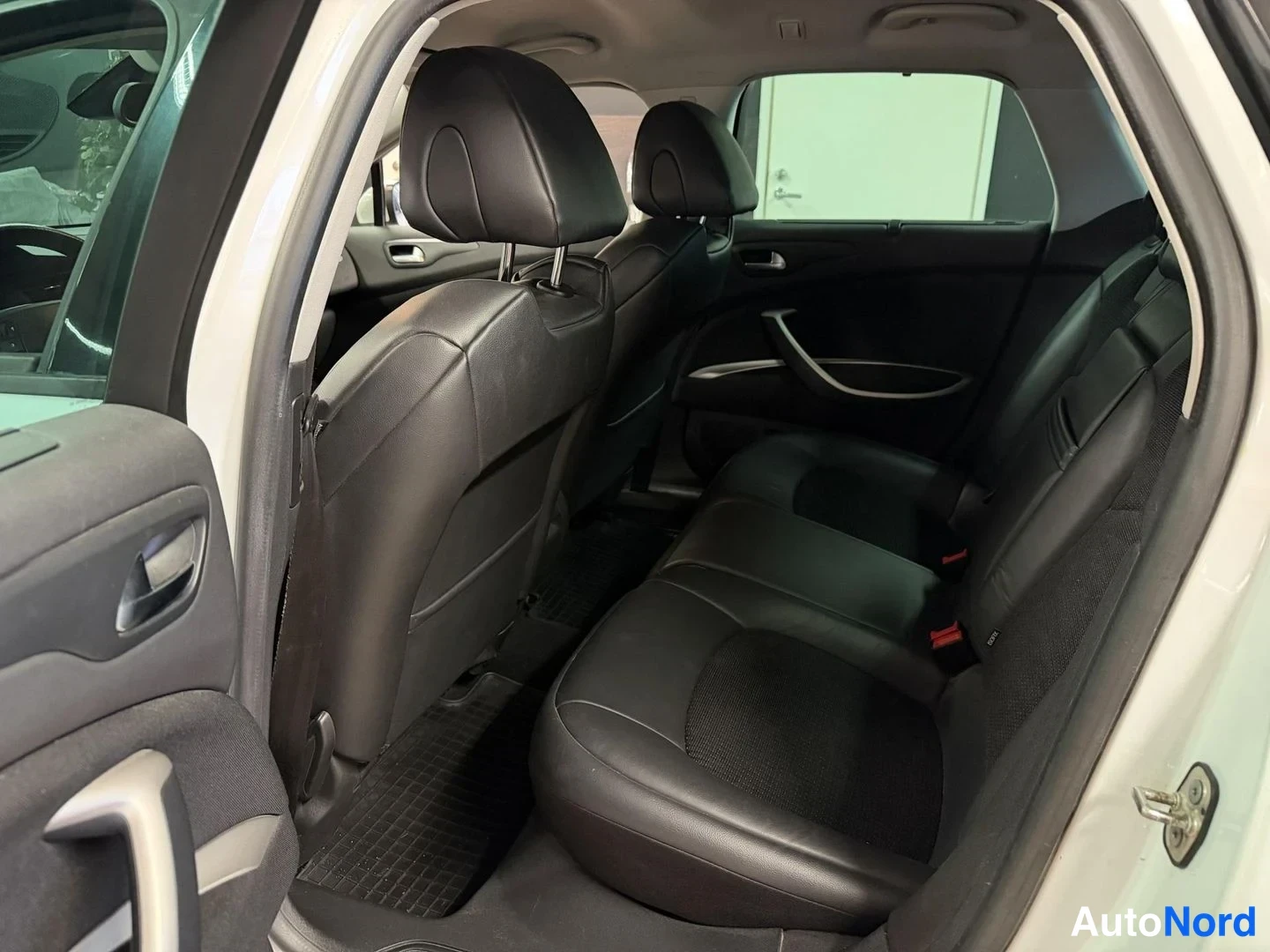 Valkoinen Citroen C5 2011, takaistuimet, kuva 14