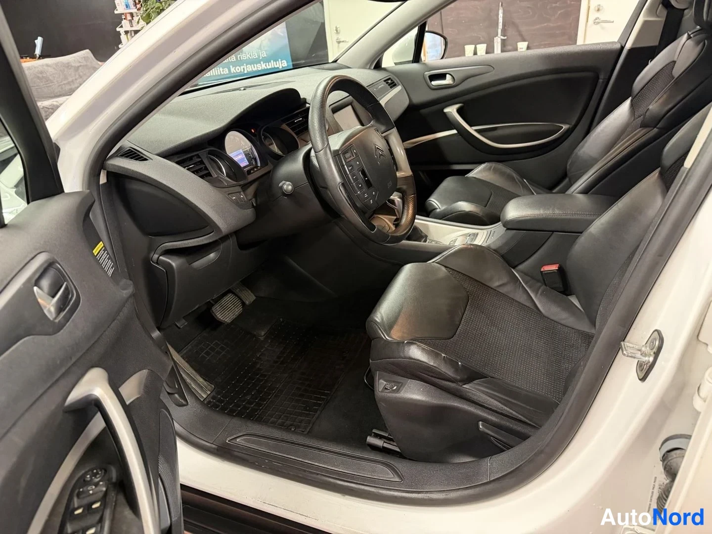 Valkoinen Citroen C5 2011, ohjaamo, kuva 11
