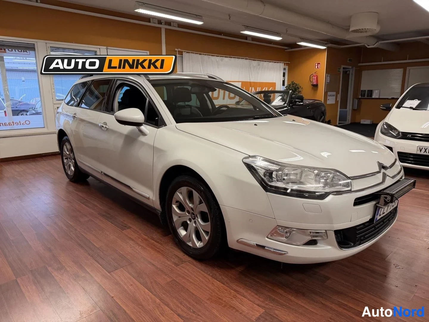 Valkoinen Citroen C5 2011, etuviisto, keula oikealle, kuva 3