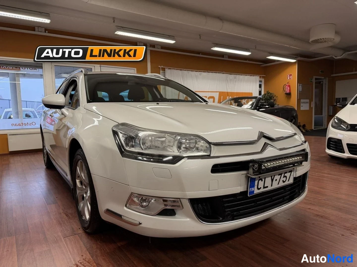 Valkoinen Citroen C5 2011, etuviisto, keula oikealle, kuva 4