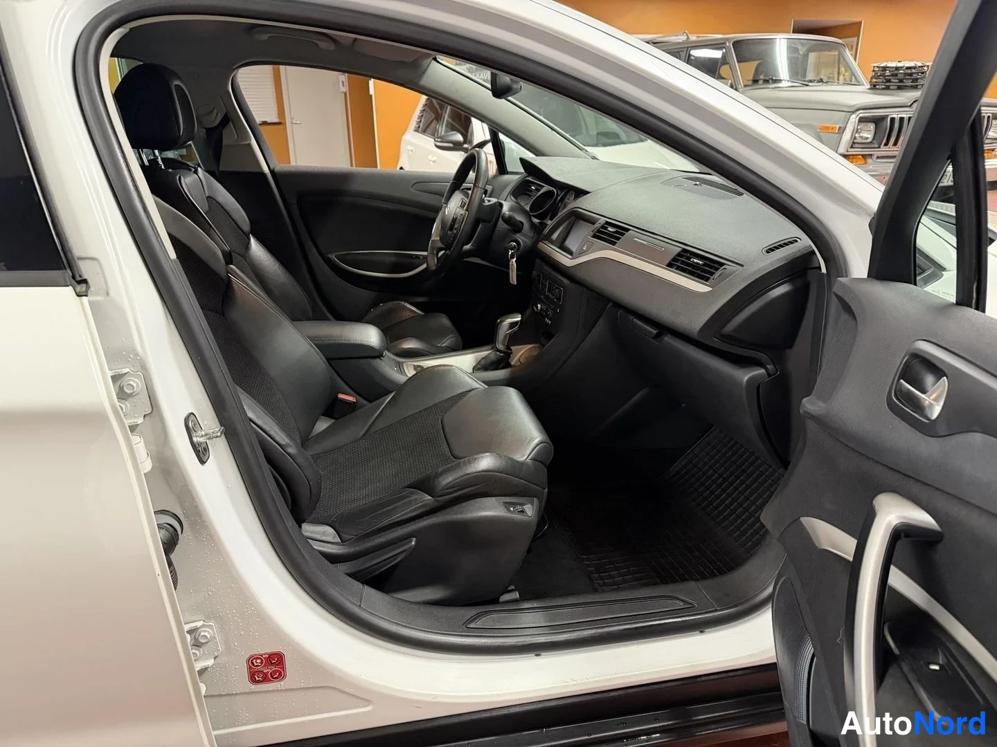 Valkoinen Citroen C5 2011, ohjaamo, kuva 8
