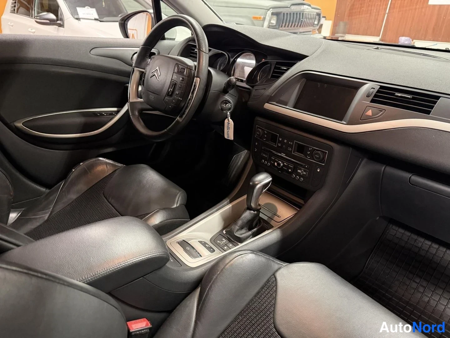 Valkoinen Citroen C5 2011, ohjaamo, kuva 10