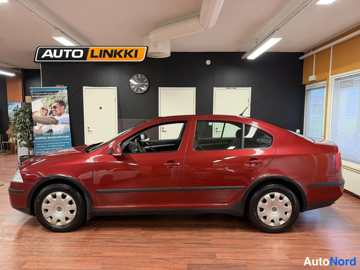 Röd Skoda Octavia 2005, från sidan, bild 5