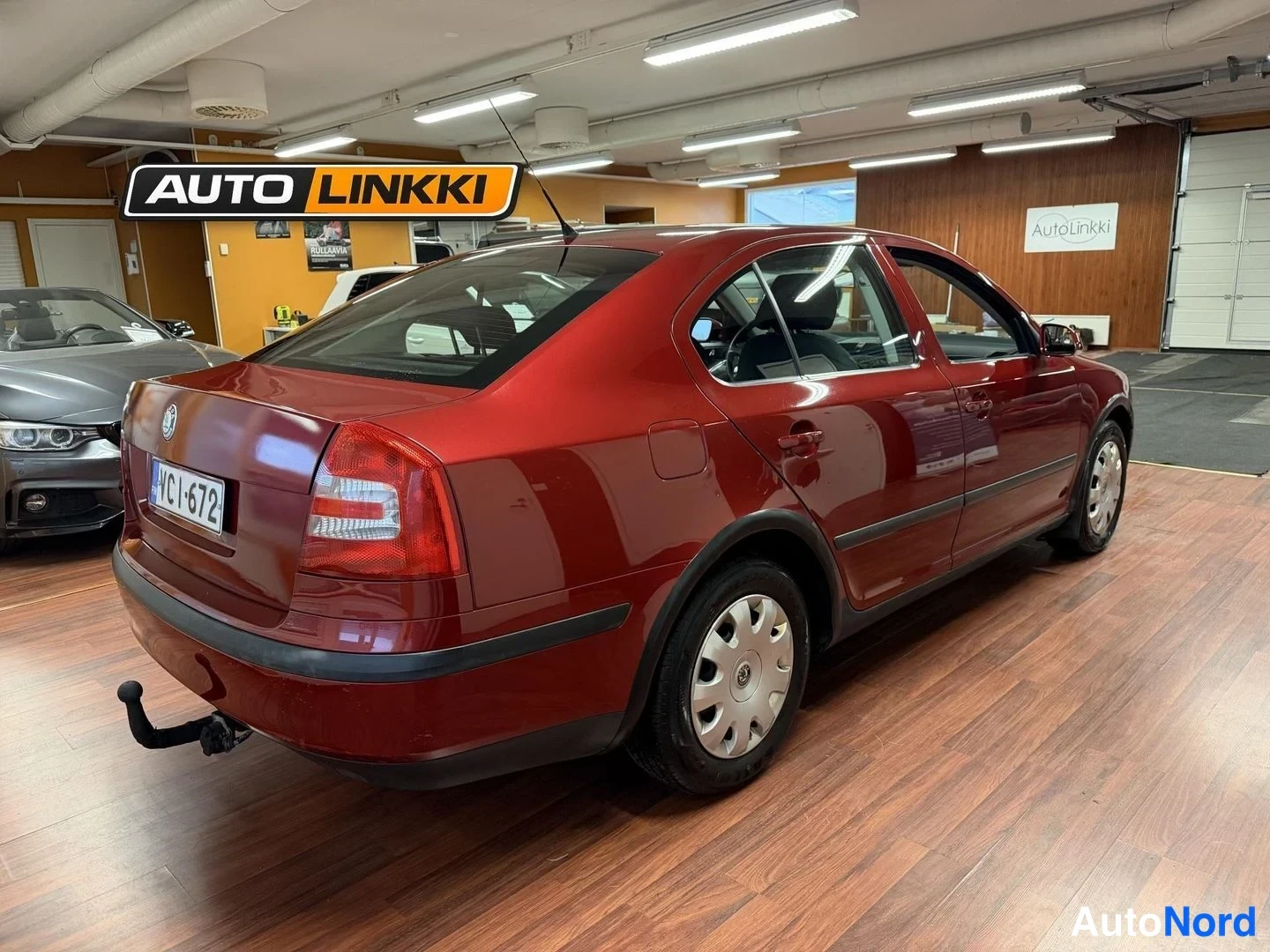 Röd Skoda Octavia 2005, snett bakifrån, bild 7