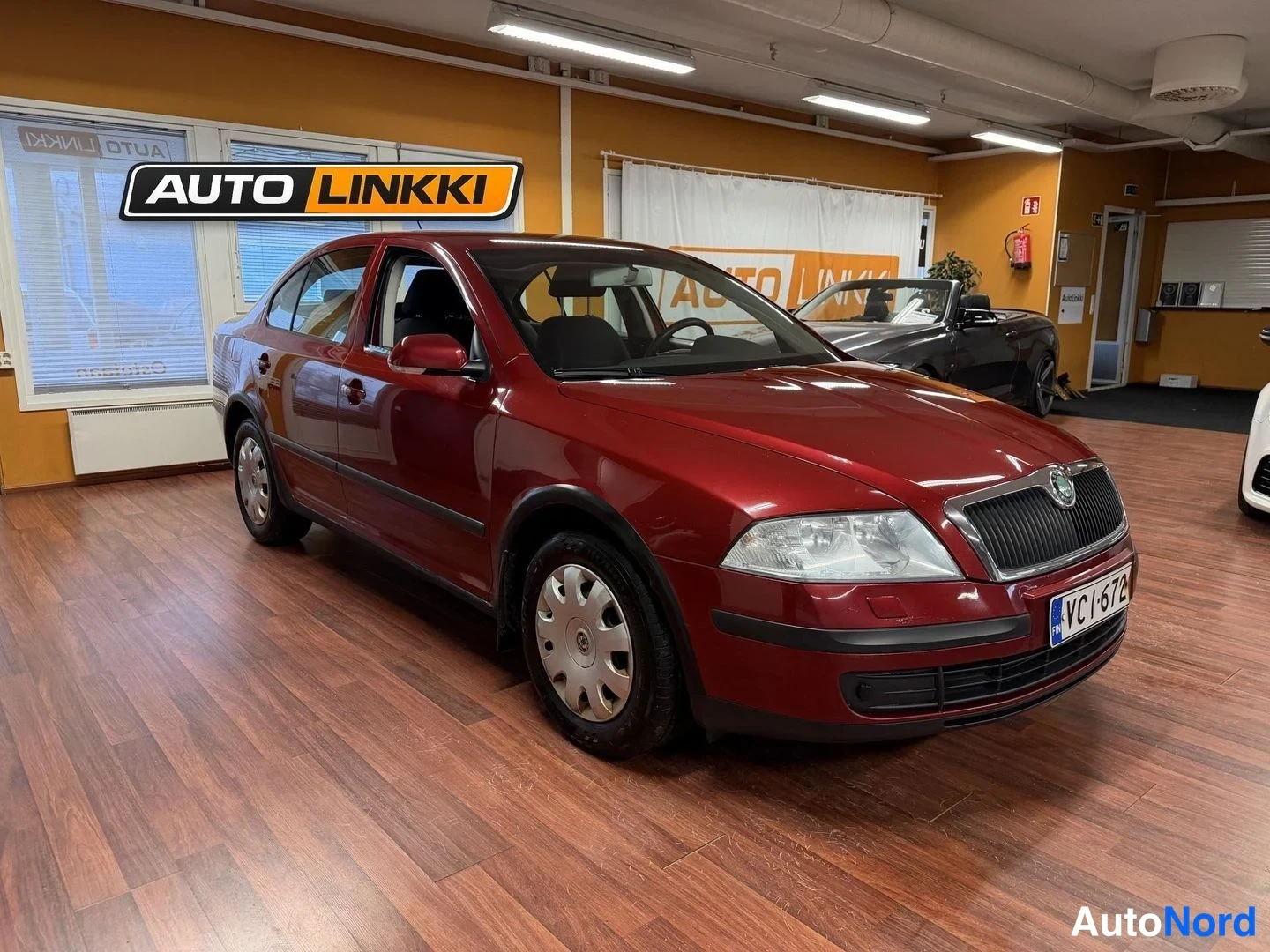 Röd Skoda Octavia 2005, snett framifrån, fronten åt höger, bild 4