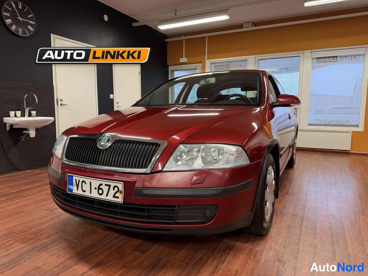Röd Skoda Octavia 2005, snett framifrån, fronten åt vänster, bild 2
