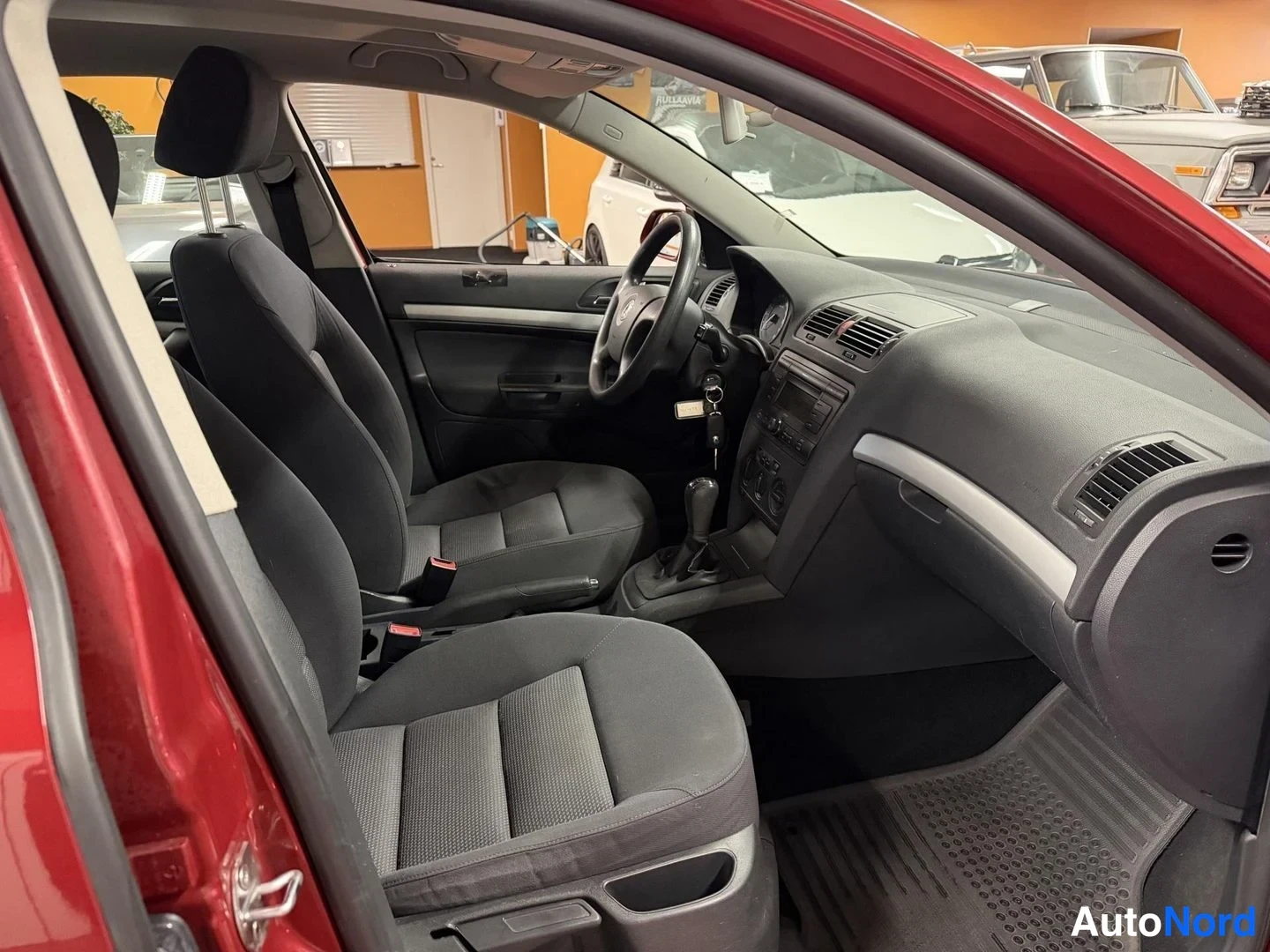 Röd Skoda Octavia 2005, förarplats, bild 8