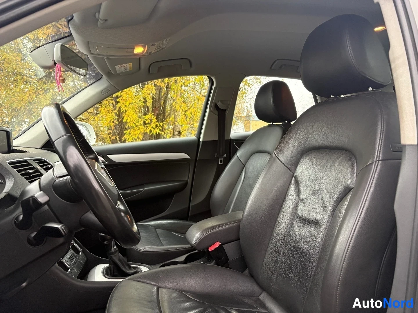 Valkoinen Audi Q3 2016, etuistuimet, kuva 11