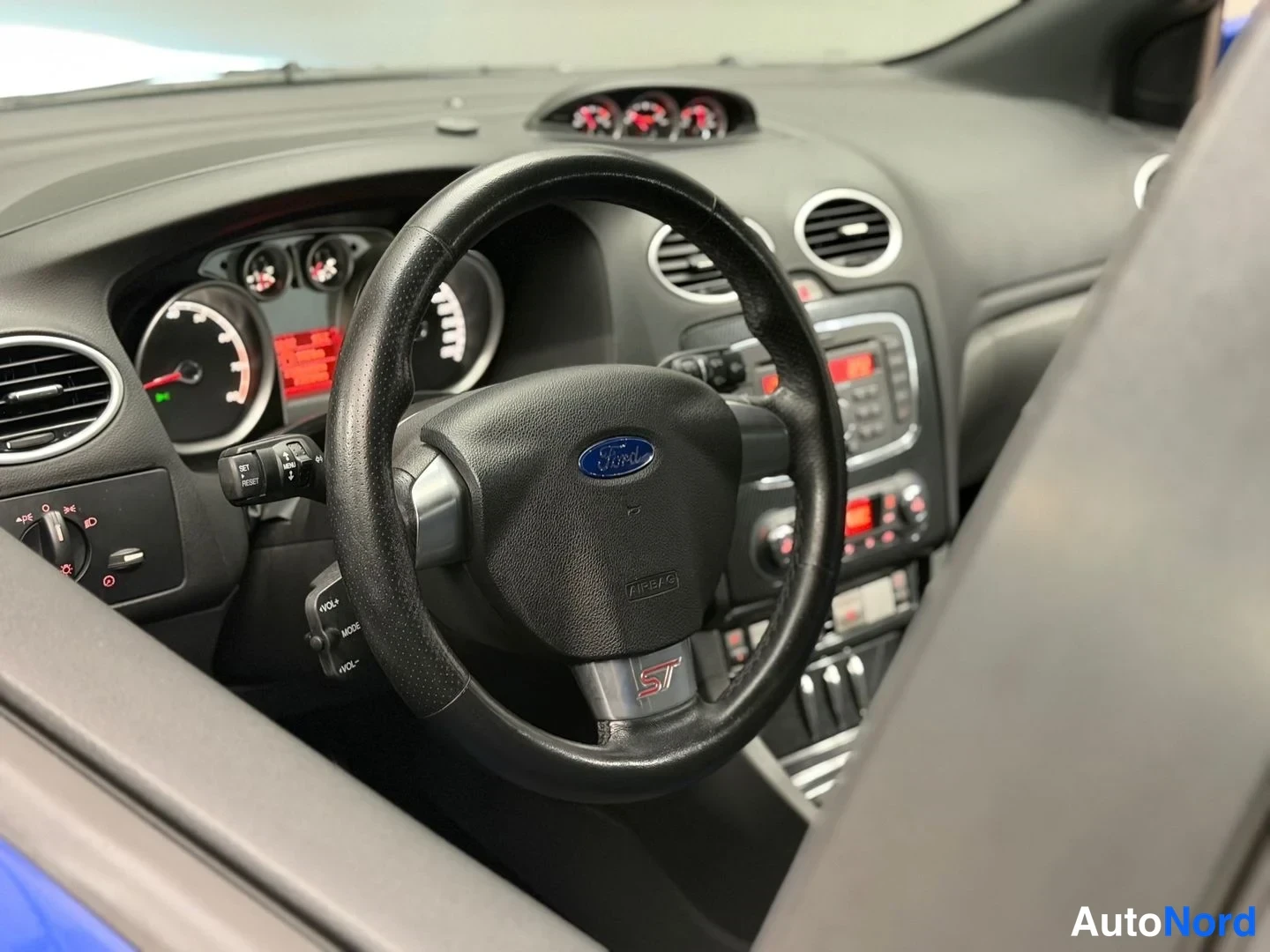 Sininen Ford Focus 2010, ohjaamo, kuva 9