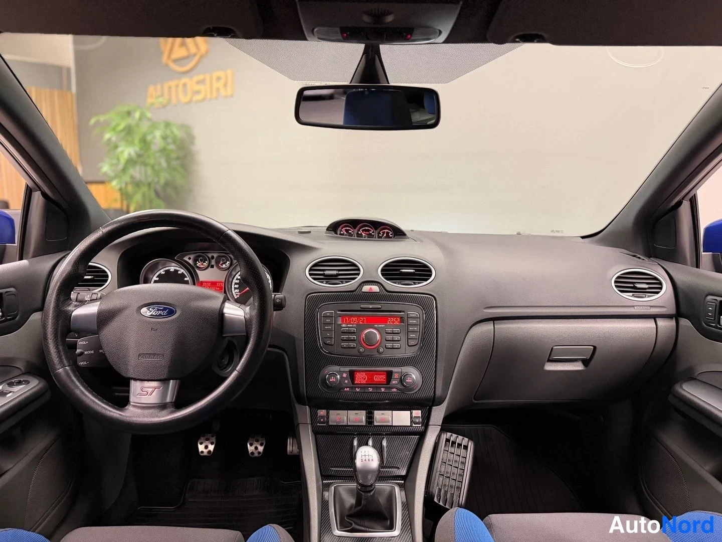 Sininen Ford Focus 2010, ohjaamo, kuva 10