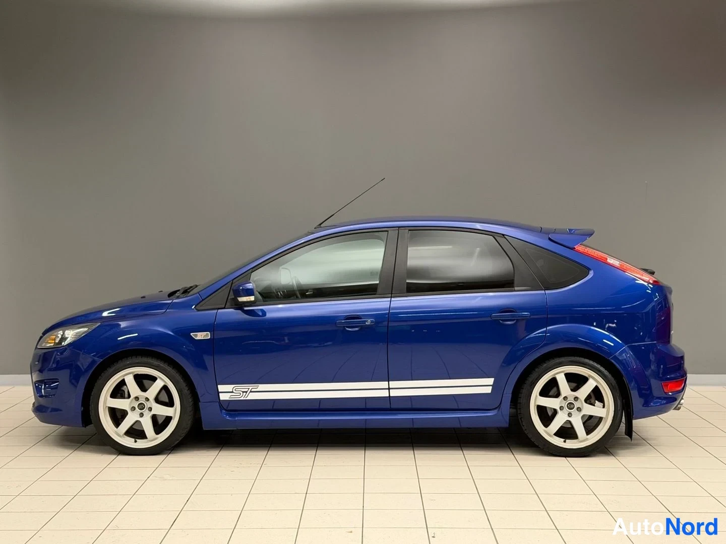 Sininen Ford Focus 2010, etuviisto, keula vasemmalle, kuva 3