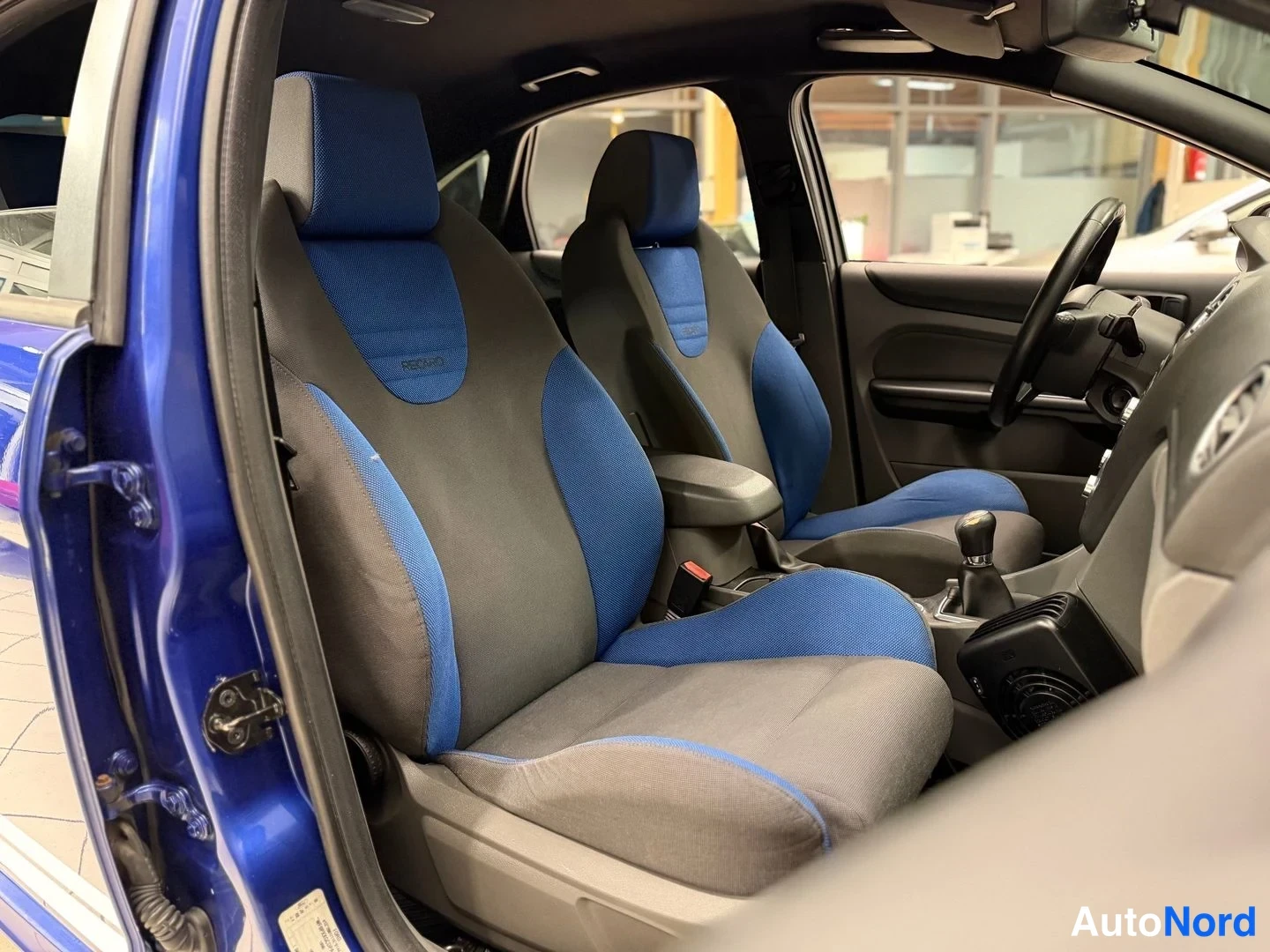 Sininen Ford Focus 2010, etuistuimet, kuva 12