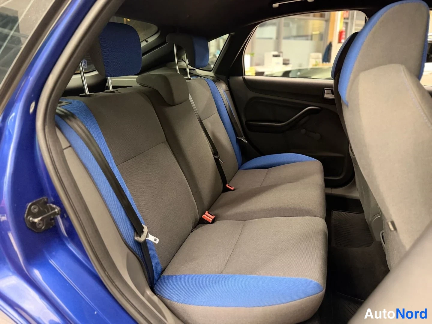 Sininen Ford Focus 2010, takaistuimet, kuva 13