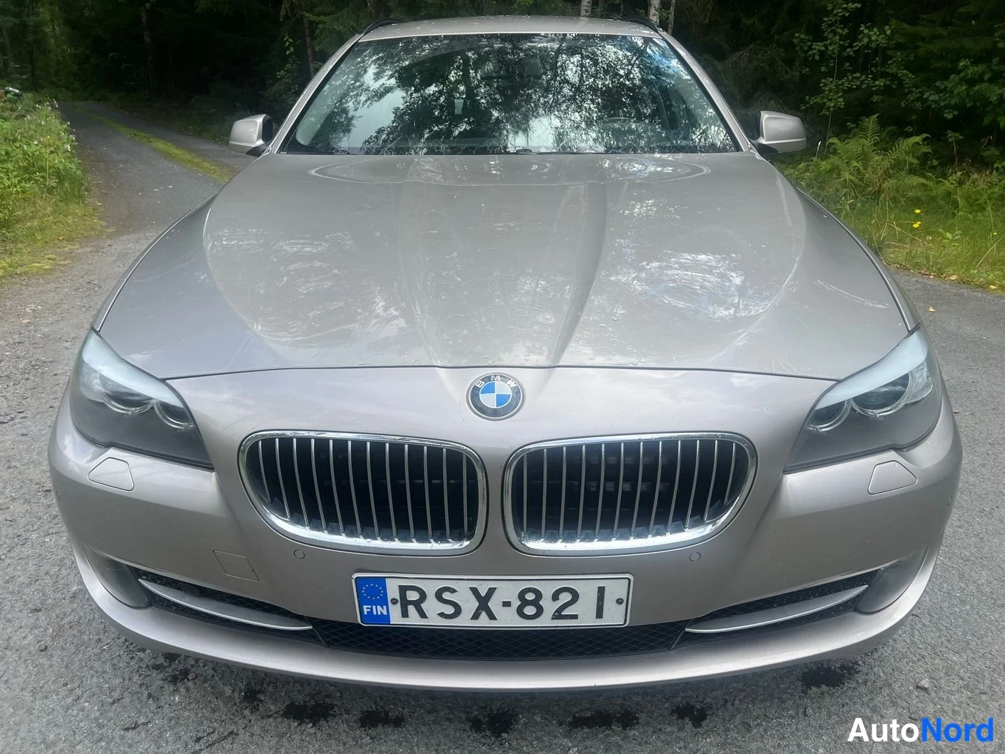 Beige BMW 520d 2011, framifrån, bild 2