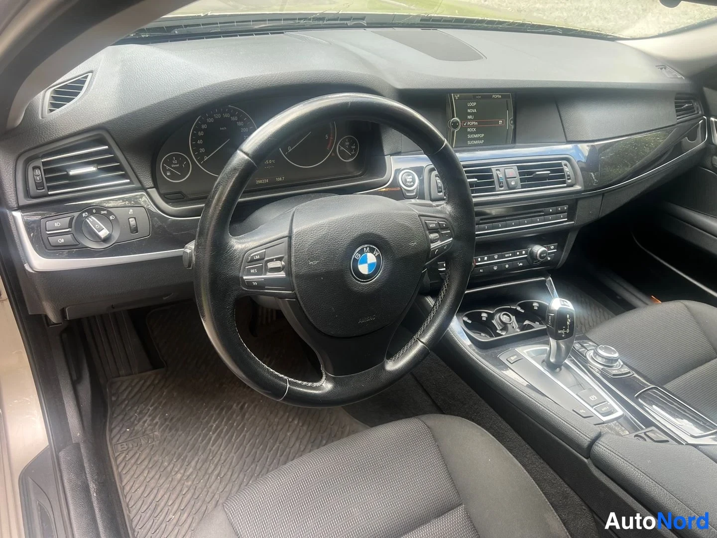 Beige BMW 520d 2011, förarplats, bild 3